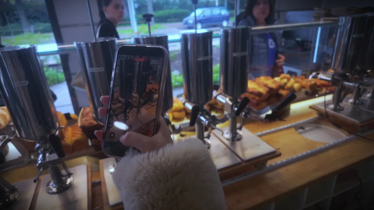 Client utilisant Le Bar a Croissants en boutique pour une offre premium ajoutee a sa production existante.